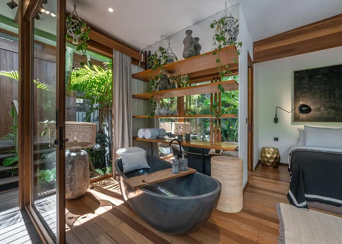 Bawa House - Lush 5br Retreat 7 Min To Вилла